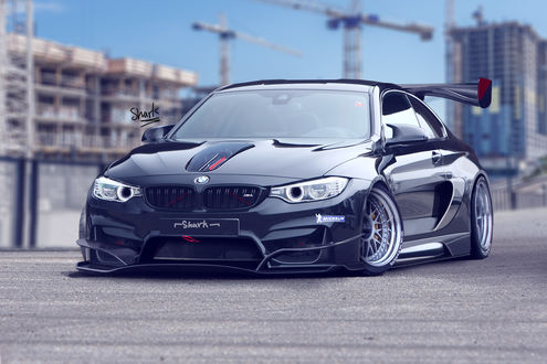 Обои на рабочий стол BMW M4 в тюнинге на фоне городского пейзажа