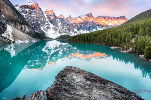 Обои на рабочий стол Завораживающая красота ледникового озера Морейн / Moraine Lake, которое окружено горами и лесом в Национальном парке Банф / Banff в Канаде / Canada