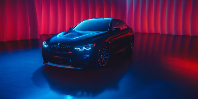 Обои на рабочий стол Черный BMW в полумраке