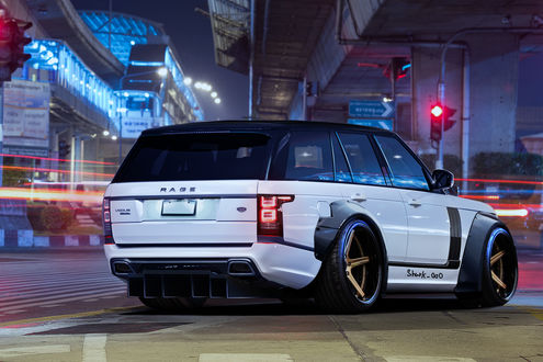 Обои на рабочий стол Тюнингованный Range Rover Vogue / Рендж Ровер Вок в ночном городе