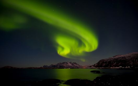 Обои на рабочий стол Северное сияние над Iceland / Исландией