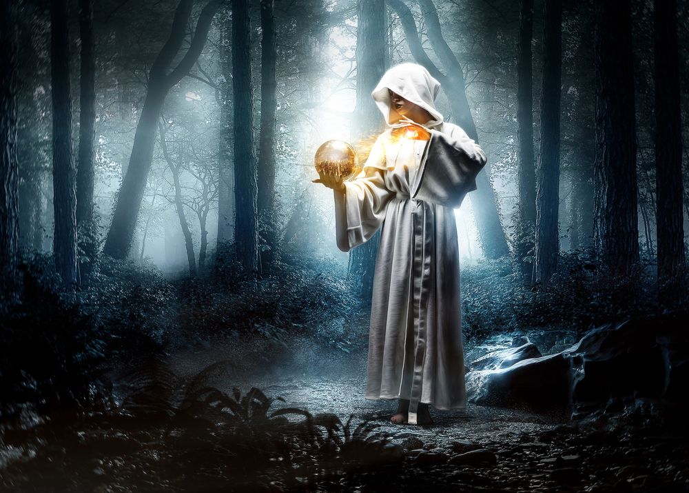 Обои для рабочего стола Девушка в белом халате с капюшоном стоит в лесу, держит в руке золотой шар и использует магию