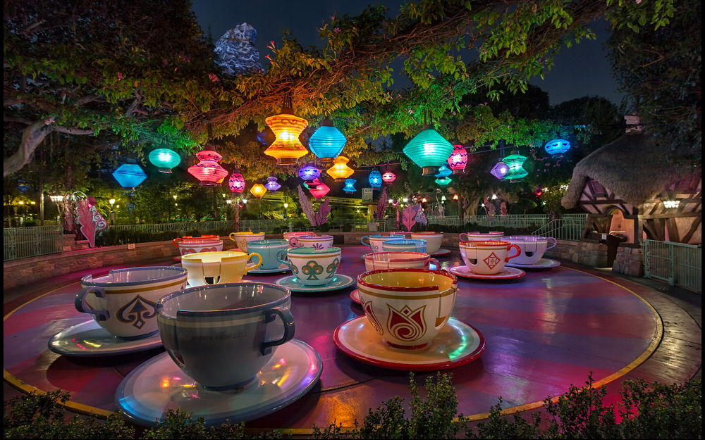 Обои для рабочего стола Чайный аттракцион в Disneyland / Диснейланде ночью