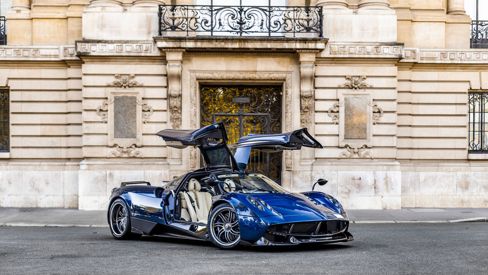 Обои для рабочего стола Pagani zonda возле старинного здания
