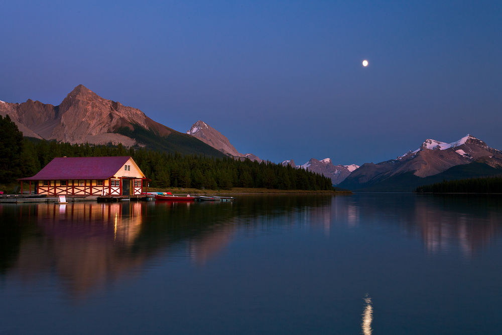 Обои для рабочего стола Лодочный домик у Maligne lake, Canada / озеро Малигне лунной ночью, by Kevin McNeal