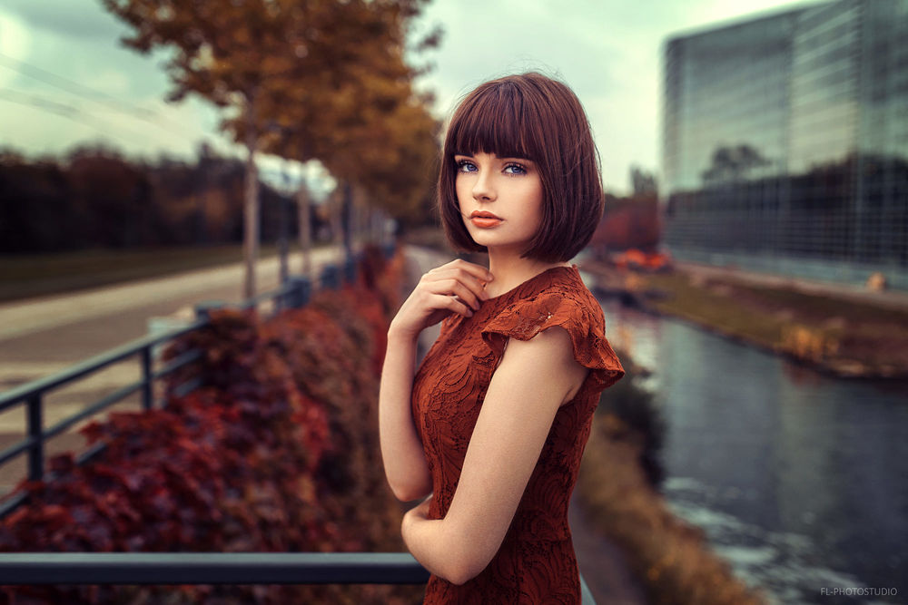 Обои для рабочего стола Модель Мария стоит на фоне города, фотограф Lods Franck