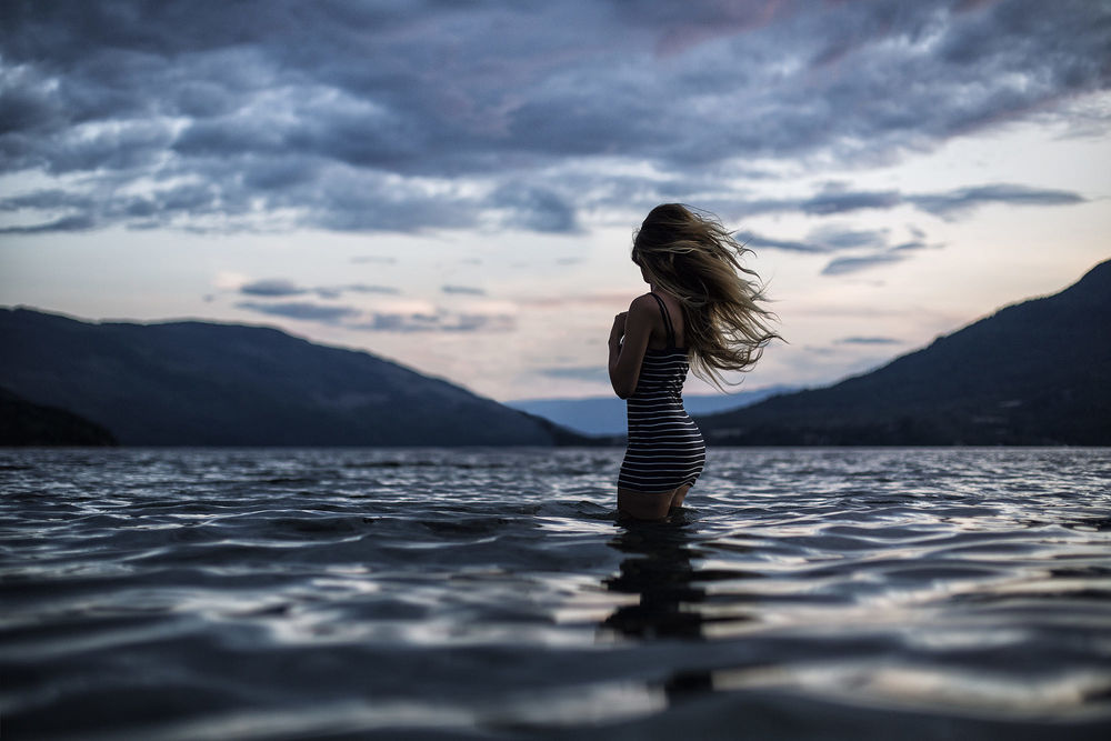 Обои для рабочего стола Девушка стоит в воде, фотограф Vanessa Paxton