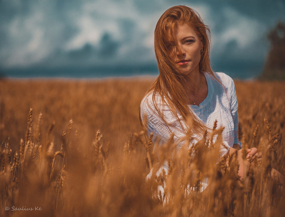 Обои для рабочего стола Девушка стоит в колосистом поле, фотограф Saulius Ke