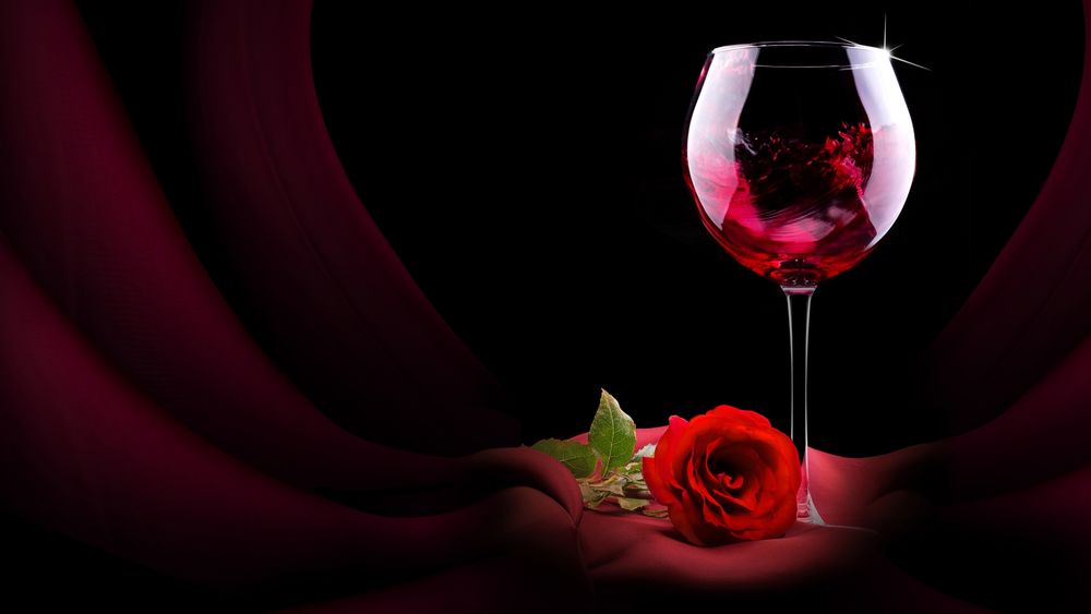 Обои на рабочий стол Красная роза и бокал вина на бордовом полотне, обои  для рабочего стола, скачать обои, обои бесплатно
