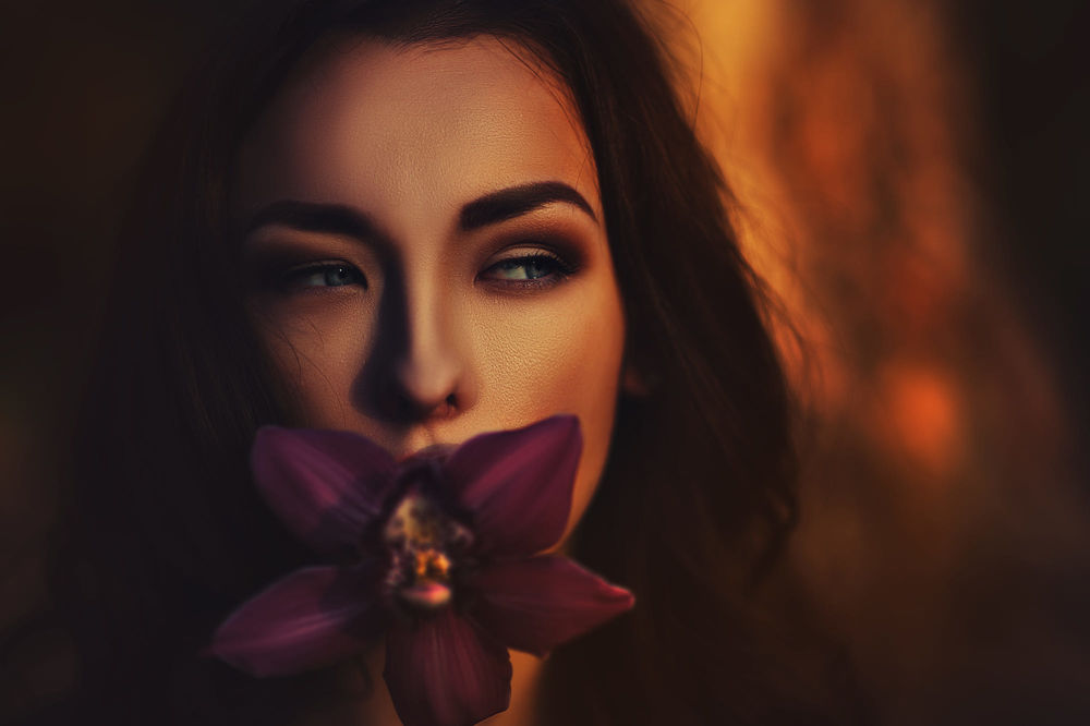 Обои для рабочего стола Девушка с цветком во рту, фотограф Nikolay Tikhomirov