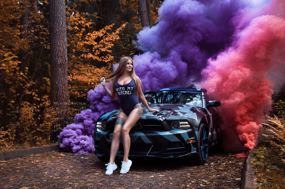 Обои для рабочего стола Девушка сидит на капоте тюнингованного Ford Mustang Shelby / Форд Мустанг Шелби на фоне разноцветного дыма, by Mila Skidanchuk