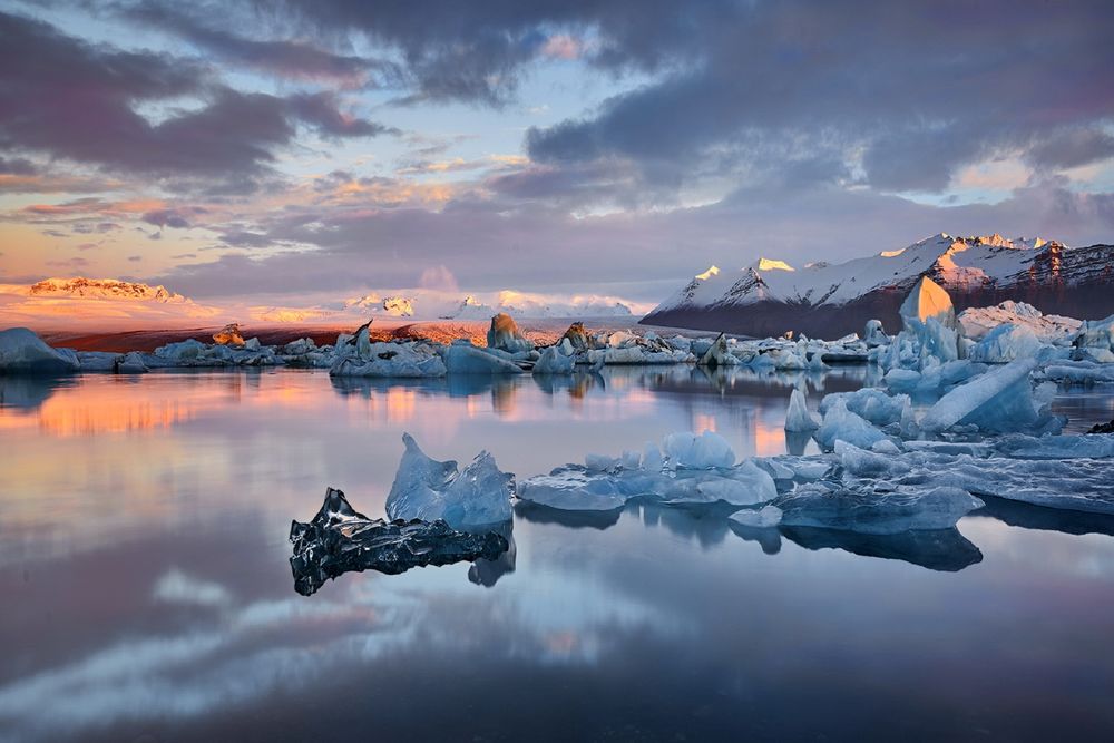 Обои для рабочего стола Холодный пейзаж лагуны Jokulsarlon в Исландии, фото Jan Sieminski