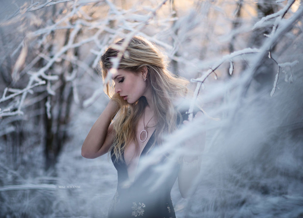 Обои для рабочего стола Модель Кара за ветвями дерева, фотограф Miki Macovei