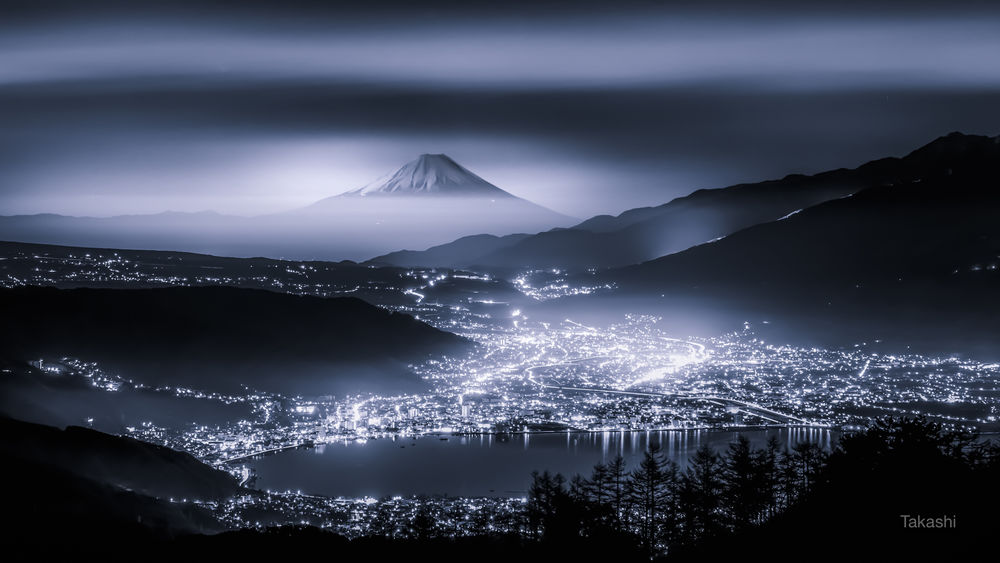Обои для рабочего стола Гора Fuji / Фудзи, Япония туманной ночью. Фотограф Takashi