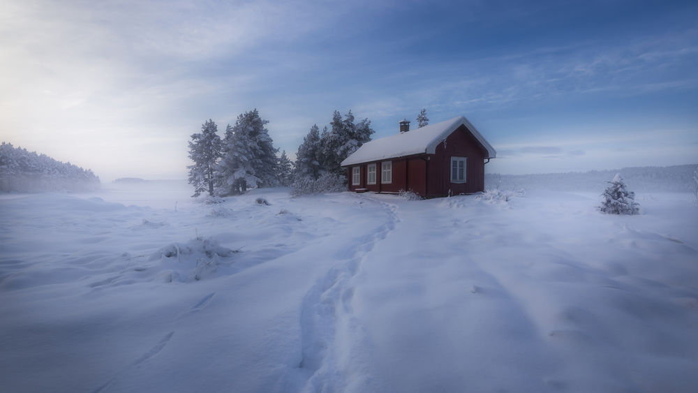Обои для рабочего стола Следы на снегу ведущие к дому, Рингерике, Норвегия / Ringerike, Norway, фотограф Ole Henrik Skjelstad