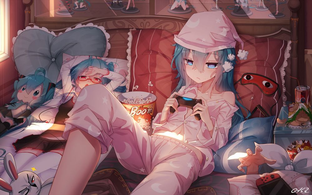 Обои для рабочего стола Vocaloid Hatsune Miku / Вокалоид Хатсуне Мику в розовой пижаме лежит на кровати среди подушек и игрушек