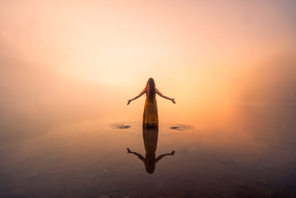 Обои для рабочего стола Девушка стоит к нами спиной в воде от Lizzy Gadd