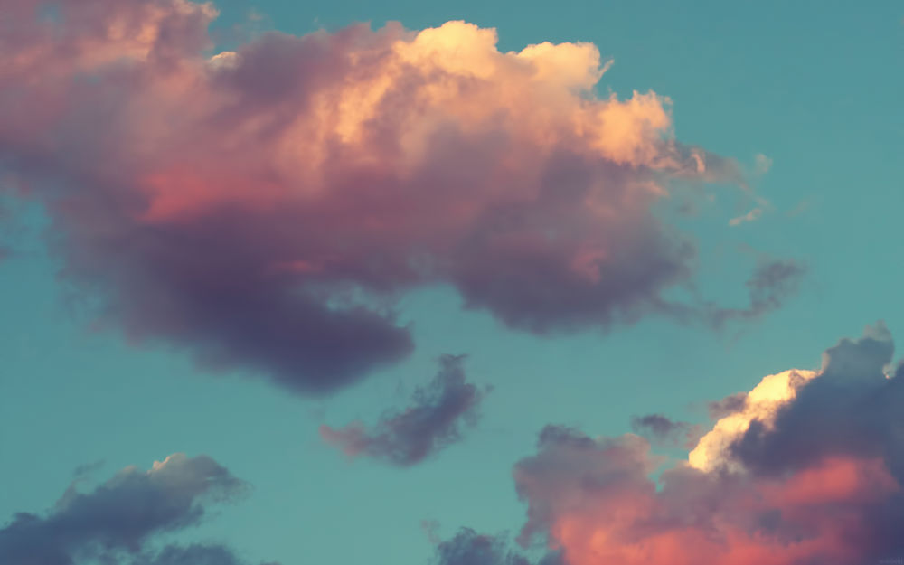 Обои для рабочего стола Облака на фоне бирюзового неба на закате