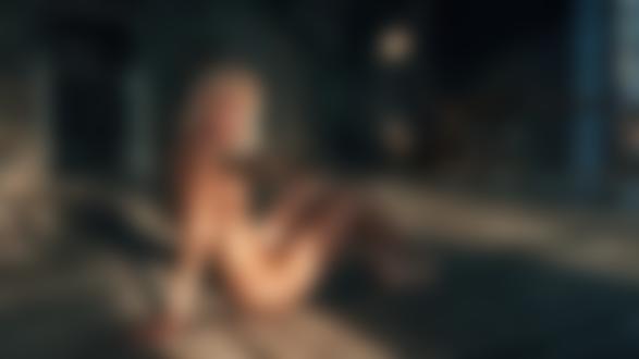 Обои на рабочий стол Обнаженная модель Жанна позирует, сидя на полу комнаты, фотограф Георгий Чернядьев