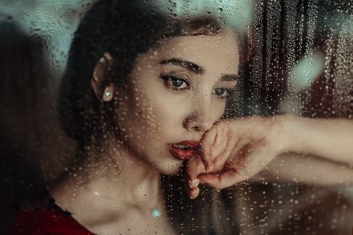 Обои на рабочий стол Девушка за окном в каплях дождя, фотограф Ali Falak