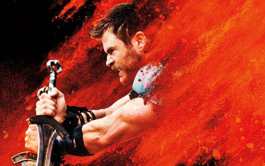 Обои на рабочий стол Chris Hemsworth / Крис Хемсворт в образе Thor / Тора, объятый пламенем, с мечами в руках, из фильма Thor: Ragnarok / Тор: Рагнарек