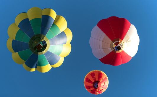 Обои на рабочий стол Три воздушных шара в голубом небе