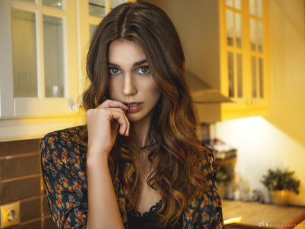 Обои на рабочий стол Девушка с длинными волосами стоит на фоне дома, Stela Als Photography