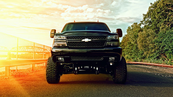 Обои на рабочий стол Внедорожник Chevrolet на дороге у реки