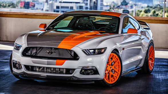 Обои на рабочий стол Тюнингованный купе Ford Mustang на многоэтажной парковке