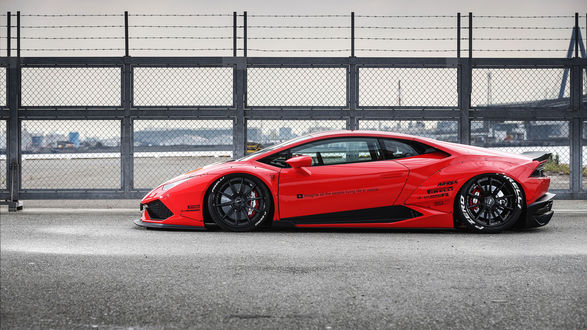 Обои на рабочий стол Ярко-красный Lamborghini Huracan возле аэропорта
