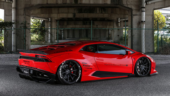 Обои на рабочий стол Ярко-красный Lamborghini Huracan под мостом