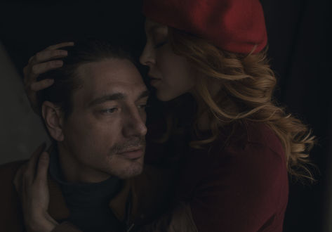 Обои на рабочий стол Девушка обнимает мужчину, фотограф Marta Syrko