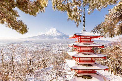 Обои на рабочий стол Пагода буддийского храма Senso-ji / Сэнсо-дзи с видом на гору Fuji / Фудзияма зимой, Japan / Япония