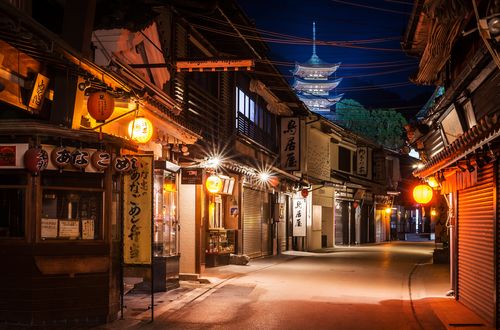 Обои на рабочий стол Фонари на ночной улице старого Токио / Tokyo, с видом на пагоду, Япония / Japan