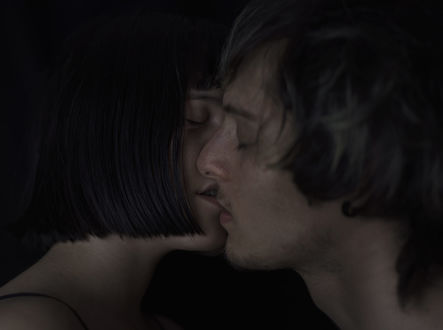 Обои на рабочий стол Парень целует девушку, фотограф Alice Consonni