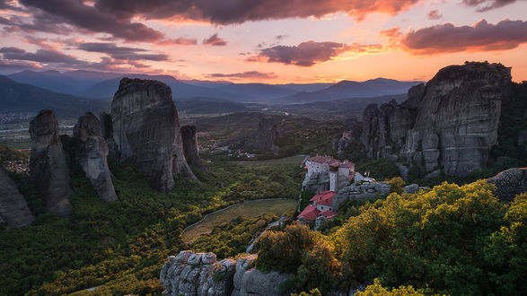 Обои на рабочий стол Монастыри Метеоры среди скал, Греция / Greece, фотограф Elia Locardi