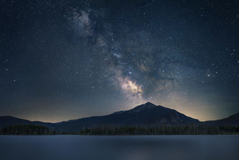 Обои на рабочий стол Млечный путь на небе над озером Диллон, фотограф Брок Уиттакер