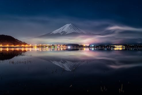Обои на рабочий стол Ночной вид с воды на гору Fuji, Japan / Фудзияма, Япония, фотограф Yuga Kurita