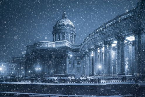 Обои на рабочий стол Ночная пурга над Kazanskiy Kafedralniy Sobor, Russian / Казанским кафедральным собором, Россия, фотограф Сергей Рехов