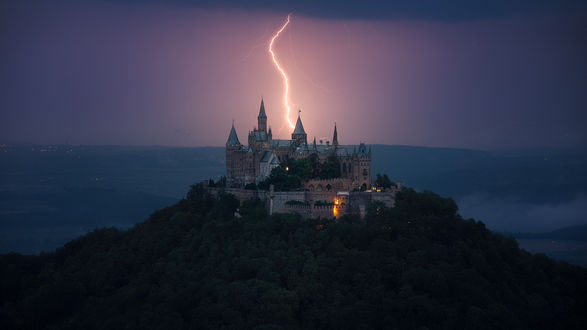 Обои на рабочий стол Hohenzollern Castle, Germany / Замок Гогенцоллерн, Германия на фоне молнии в вечернем небе