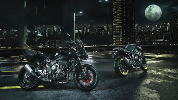 Обои на рабочий стол Мотоцикл Ямаха / Yamaha на фоне города ночью под луной