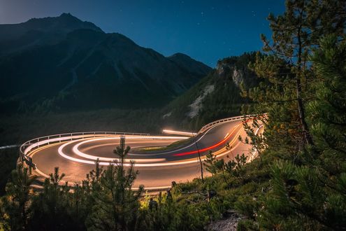 Обои на рабочий стол Освещенная трасса в горах, ночью, фотограф Martin Silvestri