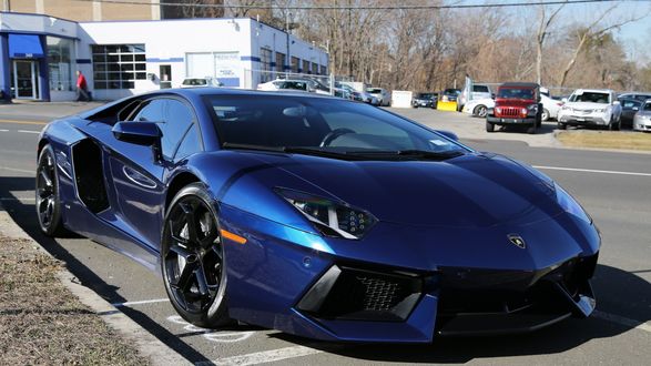 Обои на рабочий стол Синяя Ламборджини / Lamborgini aventador lp700-4 на стоянке