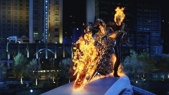 Обои на рабочий стол Ghost Rider / Призначный гонщик на мосту (кадр из фильма)
