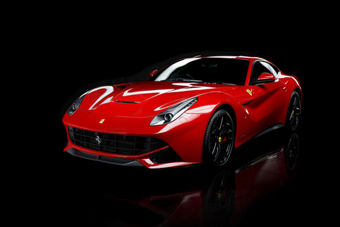 Обои на рабочий стол Красная Ferrari / Феррари на черном фоне
