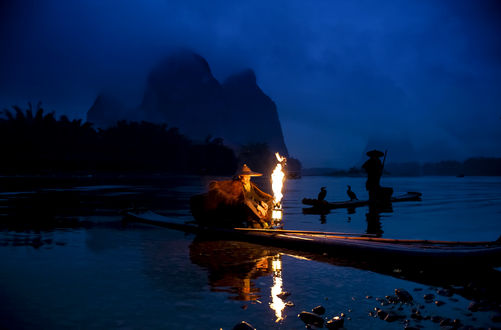 Обои на рабочий стол Рыбаки ночью на реке Yangtze, China / Янцзы, Китай, фотограф Fabrizio Massetti