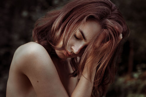 Обои на рабочий стол Девушка держит руки у головы, фотограф Anne Hoffmann