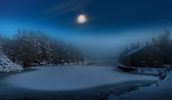 Обои на рабочий стол Дом на берегу зимней лунной ночью, Bergen, Norway / Берген, Норвегия