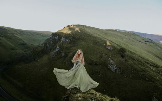 Обои на рабочий стол Девушка в длинном платье стоит на фоне природы, фотограф Rosie Hardy