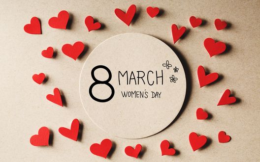 Обои на рабочий стол Сердечки лежат вокруг светлой дощечки с фразой 8 March, Womans Day / 8 марта, Международный женский день на ней